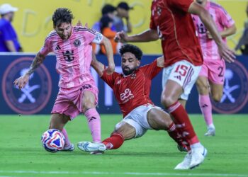 Leo Messi disputa una jugada en el partido de inauguración del Mundial de Clubes entre el Inter de Miami y el Al Ahly egipcio. Foto: Cristóbal Herrera/EFE/EPA.