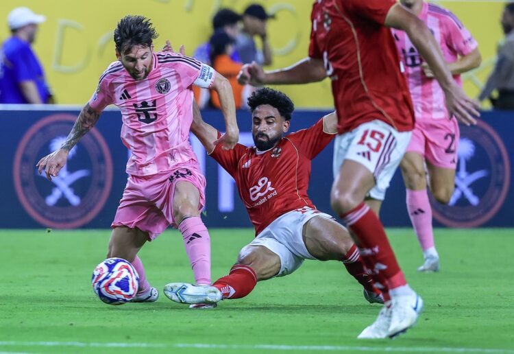 Leo Messi disputa una jugada en el partido de inauguración del Mundial de Clubes entre el Inter de Miami y el Al Ahly egipcio. Foto: Cristóbal Herrera/EFE/EPA.
