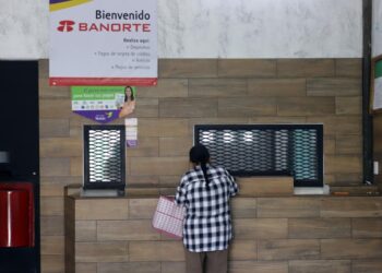 Una mujer que retira su dinero en una casa de cambio en el municipio de Tepeojuma (México). Foto: EFE/Hilda Ríos.