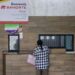 Una mujer que retira su dinero en una casa de cambio en el municipio de Tepeojuma (México). Foto: EFE/Hilda Ríos.