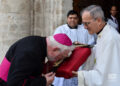 Monseñor Paul Richard Gallagher (i), ministro de Exteriores del Vaticano, a su llegada la Catedral de La Habana para una misa de acción de gracias por el inicio del papado de León XIV, el 4 de junio de 2025. Foto: Otmaro Rodríguez.