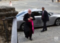 Monseñor Paul Richard Gallagher (i), ministro de Exteriores del Vaticano, a su llegada la Catedral de La Habana para una misa de acción de gracias por el inicio del papado de León XIV, el 4 de junio de 2025. Foto: Otmaro Rodríguez.