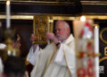 Monseñor Paul Richard Gallagher (i), ministro de Exteriores del Vaticano, durante una misa de acción de gracias en la Catedral de La Habana por el inicio del papado de León XIV, el 4 de junio de 2025. Foto: Otmaro Rodríguez.