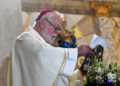 Monseñor Paul Richard Gallagher (i), ministro de Exteriores del Vaticano, durante una misa de acción de gracias en la Catedral de La Habana por el inicio del papado de León XIV, el 4 de junio de 2025. Foto: Otmaro Rodríguez.