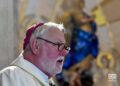 Monseñor Paul Richard Gallagher (i), ministro de Exteriores del Vaticano, durante una misa de acción de gracias en la Catedral de La Habana por el inicio del papado de León XIV, el 4 de junio de 2025. Foto: Otmaro Rodríguez.