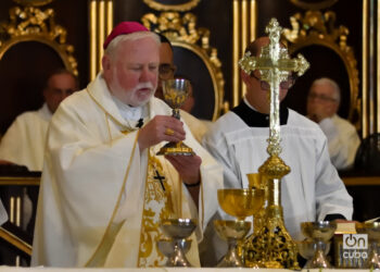 Monseñor Paul Richard Gallagher (i), ministro de Exteriores del Vaticano, durante una misa de acción de gracias en la Catedral de La Habana por el inicio del papado de León XIV, el 4 de junio de 2025. Foto: Otmaro Rodríguez.