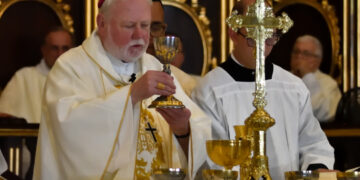 Monseñor Paul Richard Gallagher (i), ministro de Exteriores del Vaticano, durante una misa de acción de gracias en la Catedral de La Habana por el inicio del papado de León XIV, el 4 de junio de 2025. Foto: Otmaro Rodríguez.