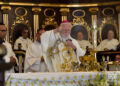 Monseñor Paul Richard Gallagher (i), ministro de Exteriores del Vaticano, durante una misa de acción de gracias en la Catedral de La Habana por el inicio del papado de León XIV, el 4 de junio de 2025. Foto: Otmaro Rodríguez.