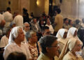 Asistentes a la misa de acción de gracias en la Catedral de La Habana por el inicio del papado de León XIV, el 4 de junio de 2025. Foto: Otmaro Rodríguez.