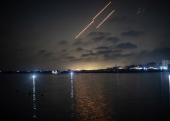 Misiles iraníes atraviesan el espacio aéreo de la Franja de Gaza antes de impactar objetivos dentro de Israel, el 13 de junio de 2025. Foto:  EFE/EPA/HAITHAM IMAD.