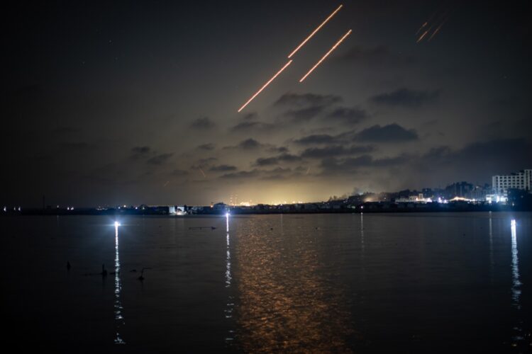 Misiles iraníes atraviesan el espacio aéreo de la Franja de Gaza antes de impactar objetivos dentro de Israel, el 13 de junio de 2025. Foto:  EFE/EPA/HAITHAM IMAD.