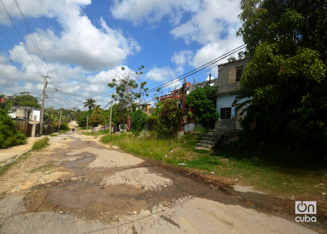 Calles con salideros de agua y tupición de alcantarillas en Párraga. Foto: Otmaro Rodríguez.