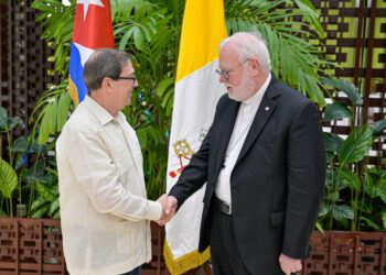 El secretario del Vaticano para las Relaciones con los Estados y los Organismos Internacionales, Paul Richard Gallagher junto al canciller cubano, Bruno Rodríguez, este miércoles durante el primer día de su visita a La Habana (Cuba). El Gobierno cubano recibió a Gallagher abogando por el "diálogo constructivo" y el "respeto", así como el "legado" del recién fallecido papa Francisco. Foto: EFE/ Ernesto Mastrascusa.