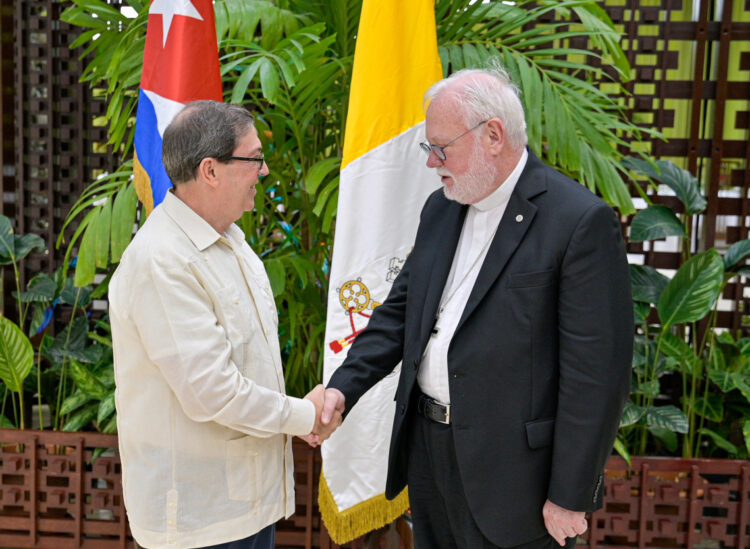 El secretario del Vaticano para las Relaciones con los Estados y los Organismos Internacionales, Paul Richard Gallagher junto al canciller cubano, Bruno Rodríguez, este miércoles durante el primer día de su visita a La Habana (Cuba). El Gobierno cubano recibió a Gallagher abogando por el "diálogo constructivo" y el "respeto", así como el "legado" del recién fallecido papa Francisco. Foto: EFE/ Ernesto Mastrascusa.