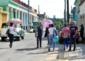Personas, entre ellas varias mujeres, en una calle de Pinar del Río. Foto: Otmaro Rodríguez / Archivo.