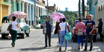 Personas, entre ellas varias mujeres, en una calle de Pinar del Río. Foto: Otmaro Rodríguez / Archivo.