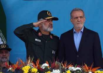 El presidente iraní, Masoud Pezeshkian, a la derecha, durante una parada militar en 2024. Foto: EFE/EPA/ABEDIN TAHERKENAREH