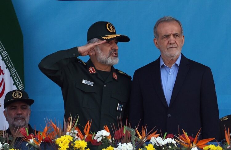 El presidente iraní, Masoud Pezeshkian, a la derecha, durante una parada militar en 2024. Foto: EFE/EPA/ABEDIN TAHERKENAREH