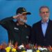 El presidente iraní, Masoud Pezeshkian, a la derecha, durante una parada militar en 2024. Foto: EFE/EPA/ABEDIN TAHERKENAREH