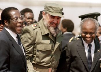 Mugabe y Fidel Castro en 1986. Foto tomada: observador.pt