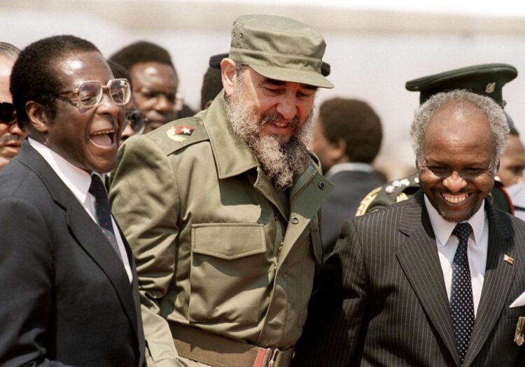 Mugabe y Fidel Castro en 1986. Foto tomada: observador.pt