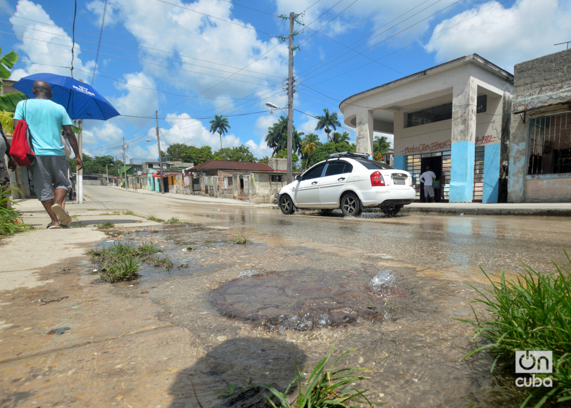 Calles con salideros de agua y tupición de alcantarillas en Párraga. Foto: Otmaro Rodríguez.