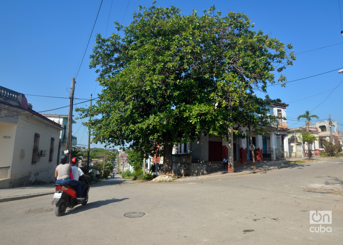 Moto eléctrica en una calle en Lawton. Foto: Otmaro Rodríguez.