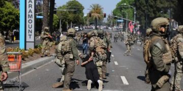 Un manifestante es arrestado durante un enfrentamiento con agentes federales cerca de un Home Depot en Paramount, California, durante unas protestas contra redadas a inmigrantes. Foto: Allison Dinner / EFE.