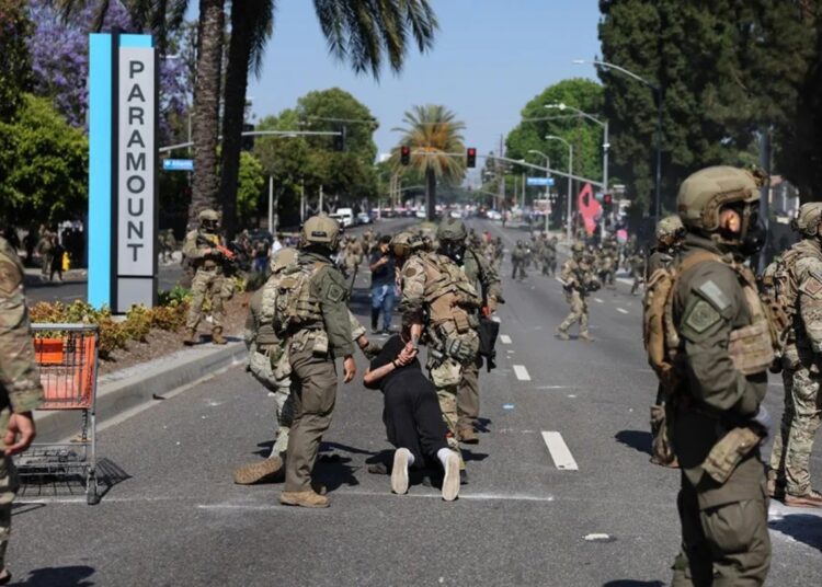 Un manifestante es arrestado durante un enfrentamiento con agentes federales cerca de un Home Depot en Paramount, California, durante unas protestas contra redadas a inmigrantes. Foto: Allison Dinner / EFE.