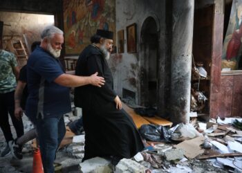 Un clérigo camina entre los escombros en el lugar de un atentado suicida en la iglesia de Mar Elias, a las afueras de Damasco, Siria, el 22 de junio de 2025. Foto: EFE/EPA/MOHAMMED AL RIFAI.