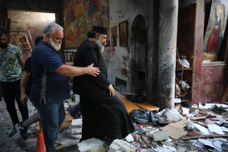 Un clérigo camina entre los escombros en el lugar de un atentado suicida en la iglesia de Mar Elias, a las afueras de Damasco, Siria, el 22 de junio de 2025. Foto: EFE/EPA/MOHAMMED AL RIFAI.