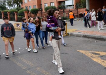 Personas salen de sus apartamentos en Bogotá, tras un sismo de magnitud 6,5 este domingo 8 de junio de 2025 en Colombia. Foto: Mauricio Dueñas Castañeda / EFE.