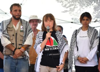 La joven activista sueca Greta Thunberg (c) habla durante una rueda de prensa junto a otros voluntarios del Madleen, barco de la organización Flotilla de la Libertad, antes de partir de Sicilia rumbo a Gaza, el 1 de junio de 2025. Foto: Orietta Scardino / EFE / EPA.