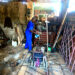 Un trabajador en su taller, en Párraga. Foto: Otmaro Rodríguez.