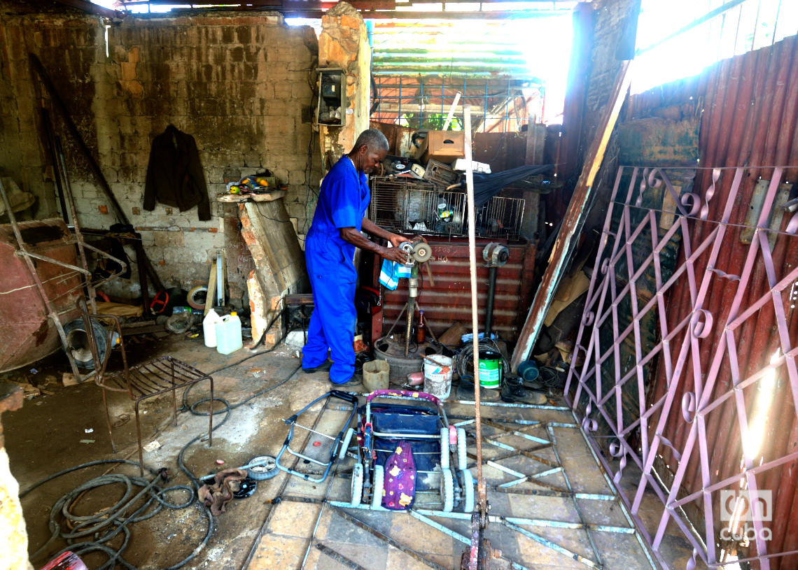 Un trabajador en su taller, en Párraga. Foto: Otmaro Rodríguez.