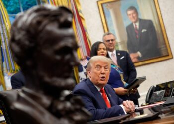 El presidente Trump durante una reunión con la ministra de Asuntos Exteriores de la República Democrática del Congo y el ministro de Asuntos Exteriores de Ruanda. Foto: EFE/EPA/YURI GRIPAS / POOL.