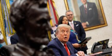 El presidente Trump durante una reunión con la ministra de Asuntos Exteriores de la República Democrática del Congo y el ministro de Asuntos Exteriores de Ruanda. Foto: EFE/EPA/YURI GRIPAS / POOL.