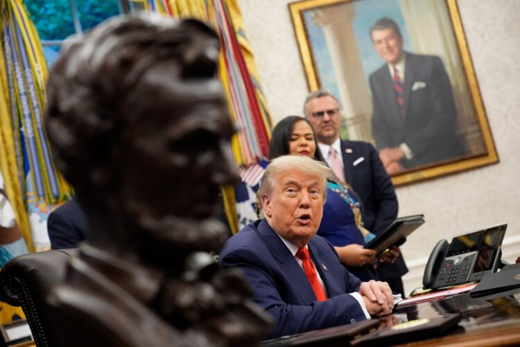 El presidente Trump durante una reunión con la ministra de Asuntos Exteriores de la República Democrática del Congo y el ministro de Asuntos Exteriores de Ruanda. Foto: EFE/EPA/YURI GRIPAS / POOL.