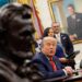 El presidente Trump durante una reunión con la ministra de Asuntos Exteriores de la República Democrática del Congo y el ministro de Asuntos Exteriores de Ruanda. Foto: EFE/EPA/YURI GRIPAS / POOL.