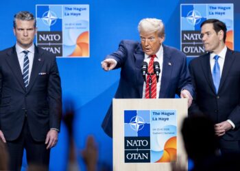 El presidente Donald Trump durante una rueda de prensa junto al secretario de Defensa, Pete Hegseth, y el secretario de Estado, Marco Rubio, después de la Cumbre de la OTAN en La Haya. Foto: EFE/Robin van Lonkhuijsen.