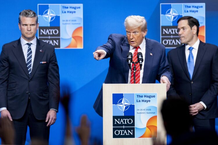 El presidente Donald Trump durante una rueda de prensa junto al secretario de Defensa, Pete Hegseth, y el secretario de Estado, Marco Rubio, después de la Cumbre de la OTAN en La Haya. Foto: EFE/Robin van Lonkhuijsen.