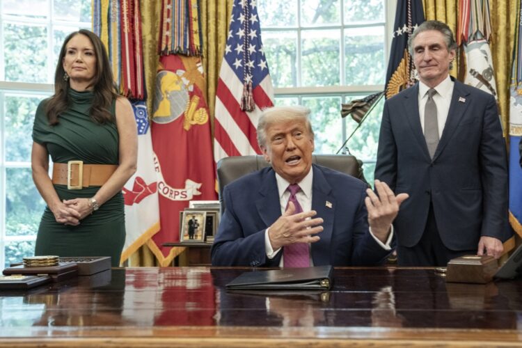 El presidente Trump habla en el Despacho Oval de la Casa Blanca el 10 de junio de 2025. Foto: EFE/EPA/KEN CEDENO / POOL
