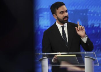 Zohran Mamdani habla durante un debate de las primarias demócratas a la alcaldía de Nueva York, el 4 de junio de 2024 en Nueva York. Foto: Yuki Iwamura/EFE/EPA.