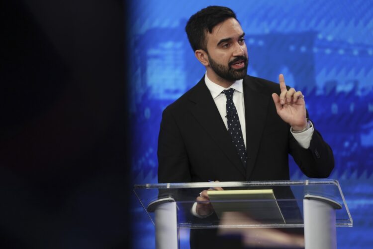 Zohran Mamdani habla durante un debate de las primarias demócratas a la alcaldía de Nueva York, el 4 de junio de 2024 en Nueva York. Foto: Yuki Iwamura/EFE/EPA.