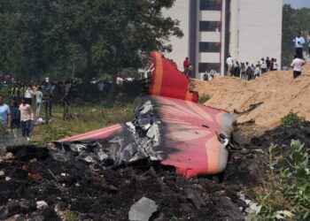 Personas cerca de los restos del avión estrellado, cerca del Aeropuerto Internacional Sardar Vallabhbhai Patel. Foto:  SIDDHARAJ SOLANKI/EFE/EPA.