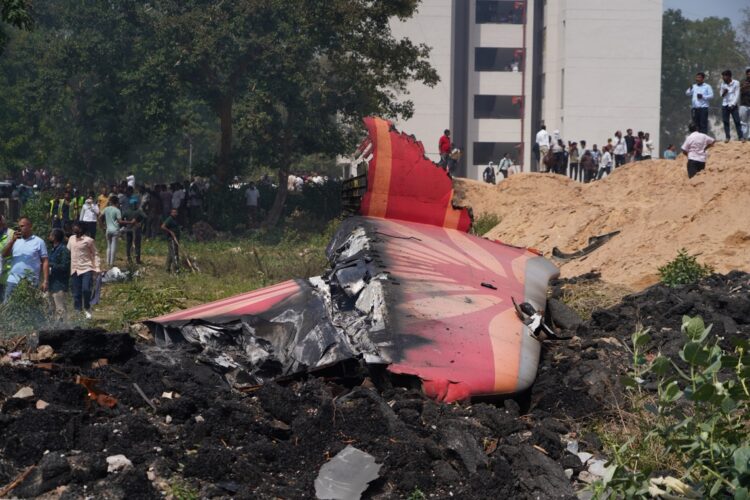 Personas cerca de los restos del avión estrellado, cerca del Aeropuerto Internacional Sardar Vallabhbhai Patel. Foto:  SIDDHARAJ SOLANKI/EFE/EPA.