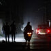 Varias personas circulan por una calle durante un apagón en Pinar del Río. Foto: EFE/ Ernesto Mastrascusa.