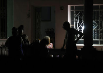 Cuba atraviesa un nuevo pico de apagones, dentro de su ya prolongada crisis energética. Foto: Ernesto Mastrascusa / EFE / Archivo.