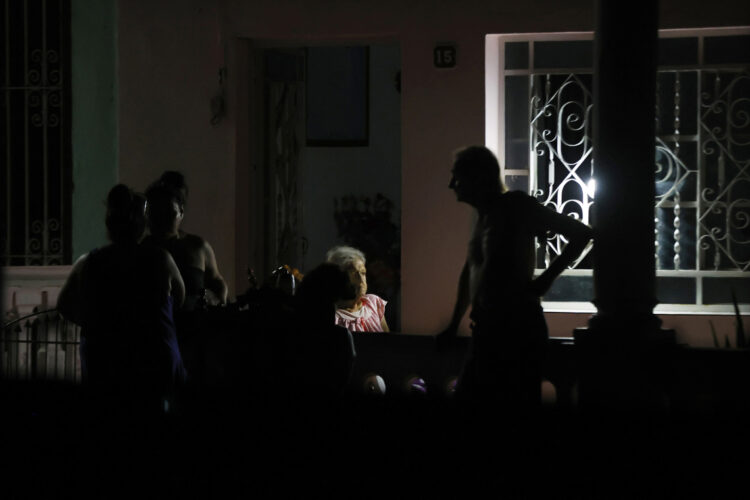 Cuba atraviesa un nuevo pico de apagones, dentro de su ya prolongada crisis energética. Foto: Ernesto Mastrascusa / EFE / Archivo.