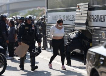 Mujer arrestada durante las protestas en Los Ángeles. Foto: ALLISON DINNER/EFE/EPA.